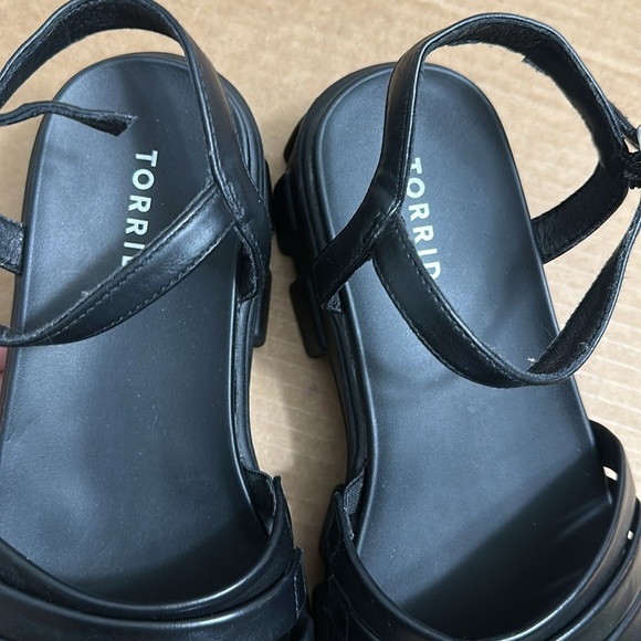 Torrid Multi Band Heeled Chunky Platform Sandal Black Womens Size 8.5 WW NWOT - Picture 5 of 11